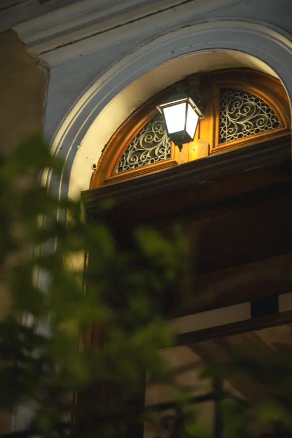 L'ingresso ad arco della villa, con la lanterna accesa