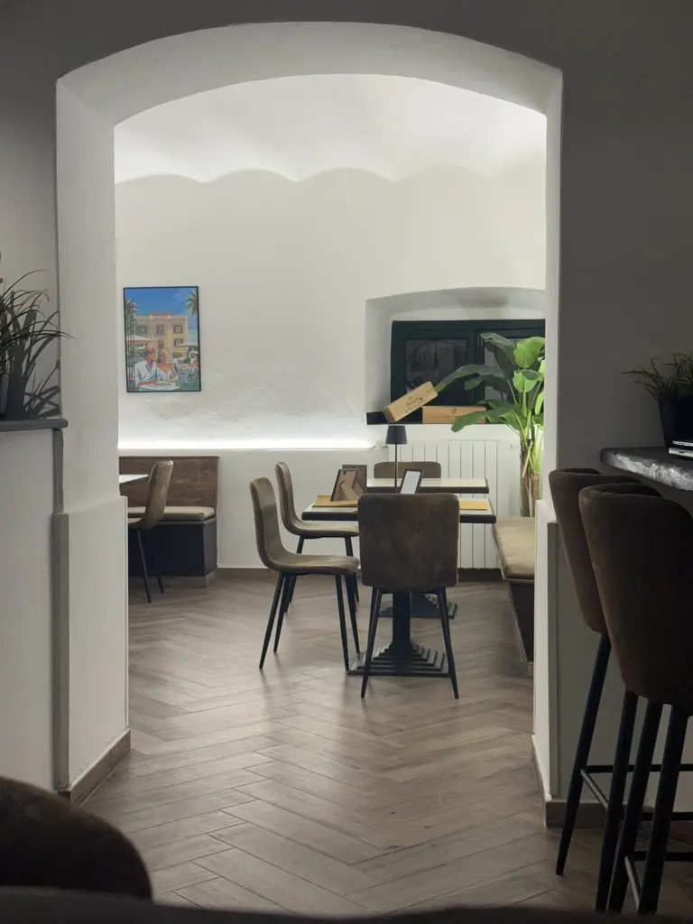 Il piano terra di Sotto Il dopo la ristrutturazione, con arco e soffitto a volta